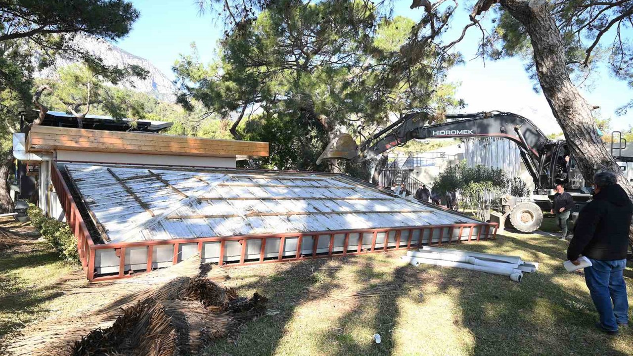 Kemer’de kaçak yapıların yıkımı sürüyor
