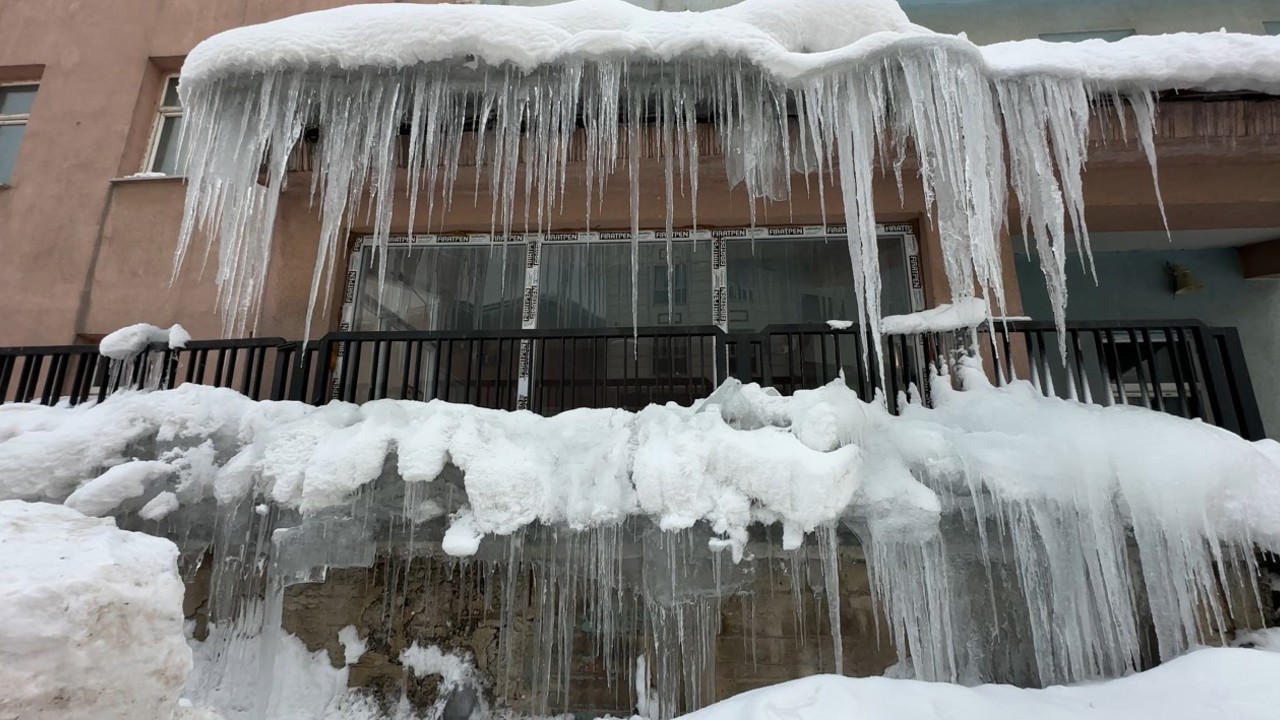 Yüksekova’da 3 metrelik buz sarkıtları oluştu
