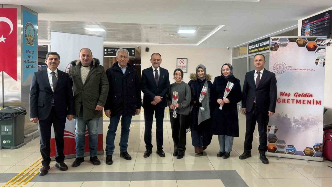 Van’a yeni atanan öğretmenler güllerle karşılandı
