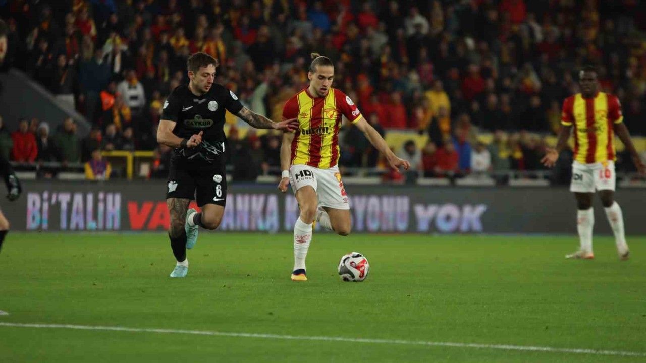 Trendyol Süper Lig: Göztepe: 1 - Çaykur Rizespor: 0 (İlk yarı)
