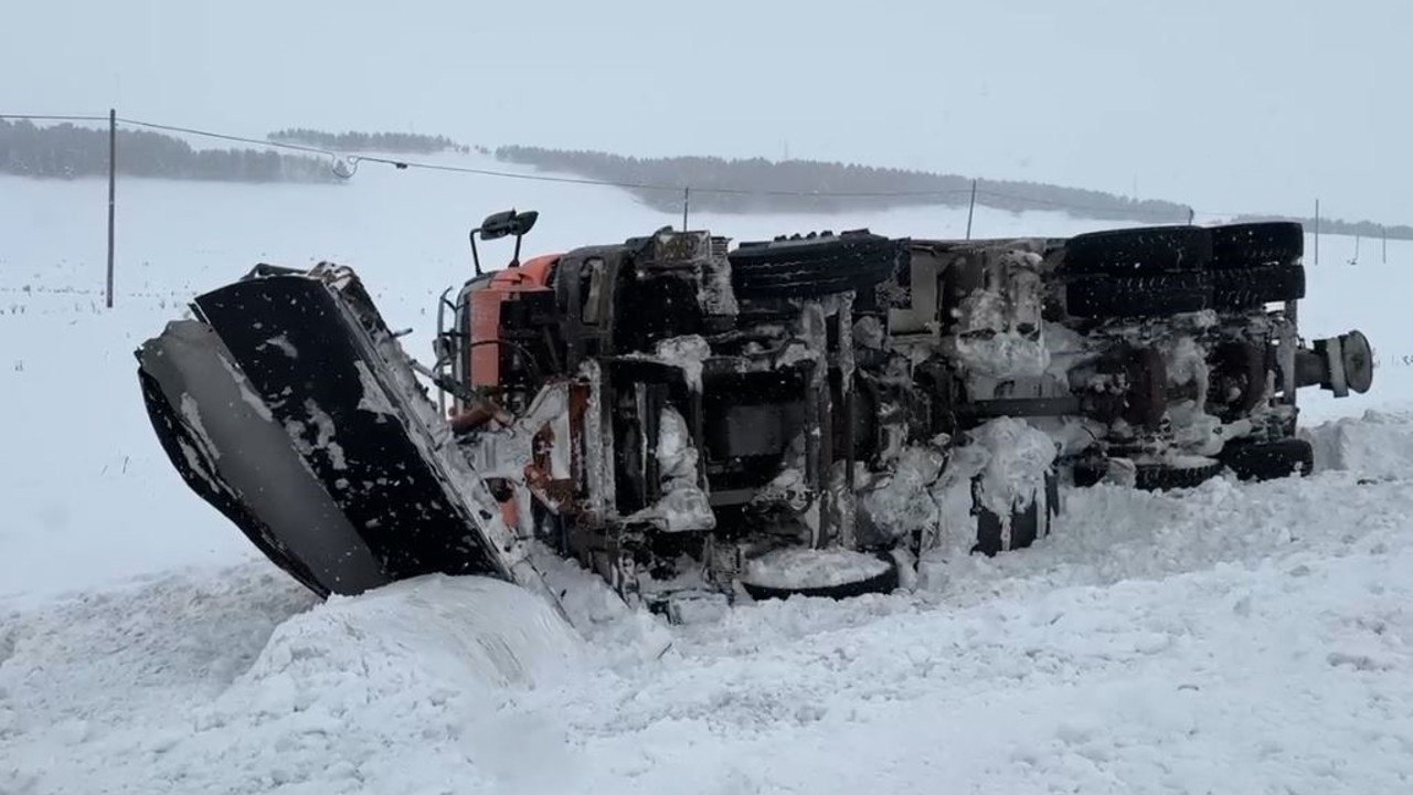 Kontrolden çıkan kar küreme aracı devrildi
