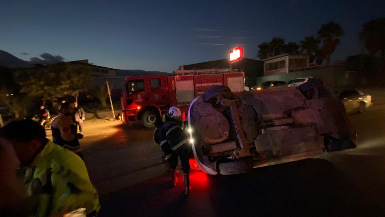 Kırıkhan’da yan yatan otomobilin sürücüsü yaralandı
