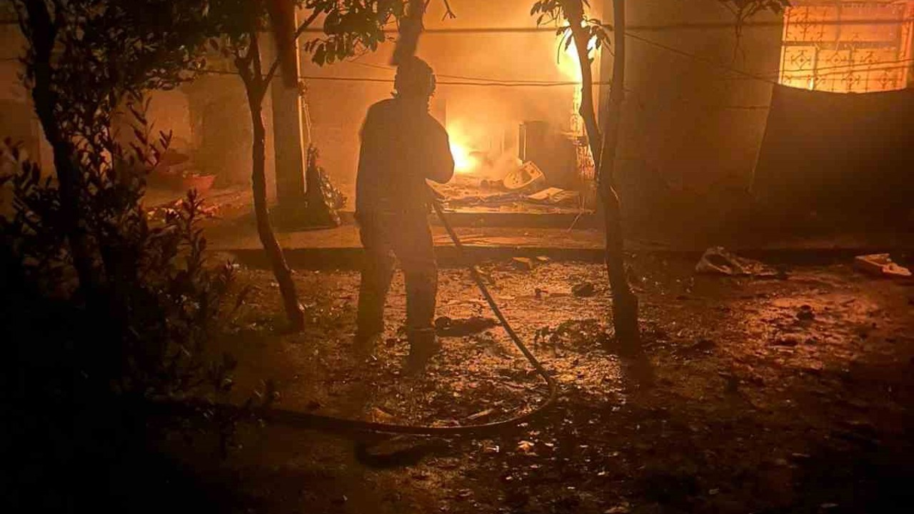 Alevlerin yükseldiği evde mahsur kalan kediyi itfaiye kurtardı
