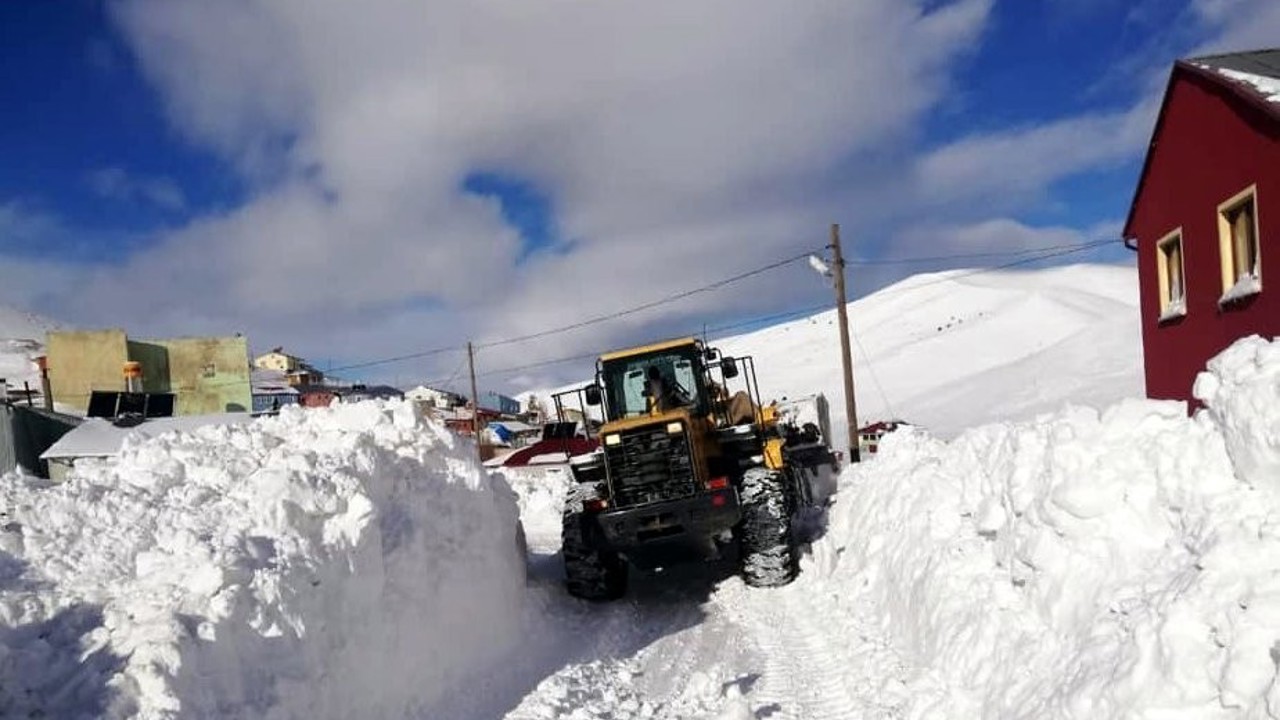 Bayburt’ta kar ve tipiden kapanan 70 köy yolunda çalışmalar sürüyor
