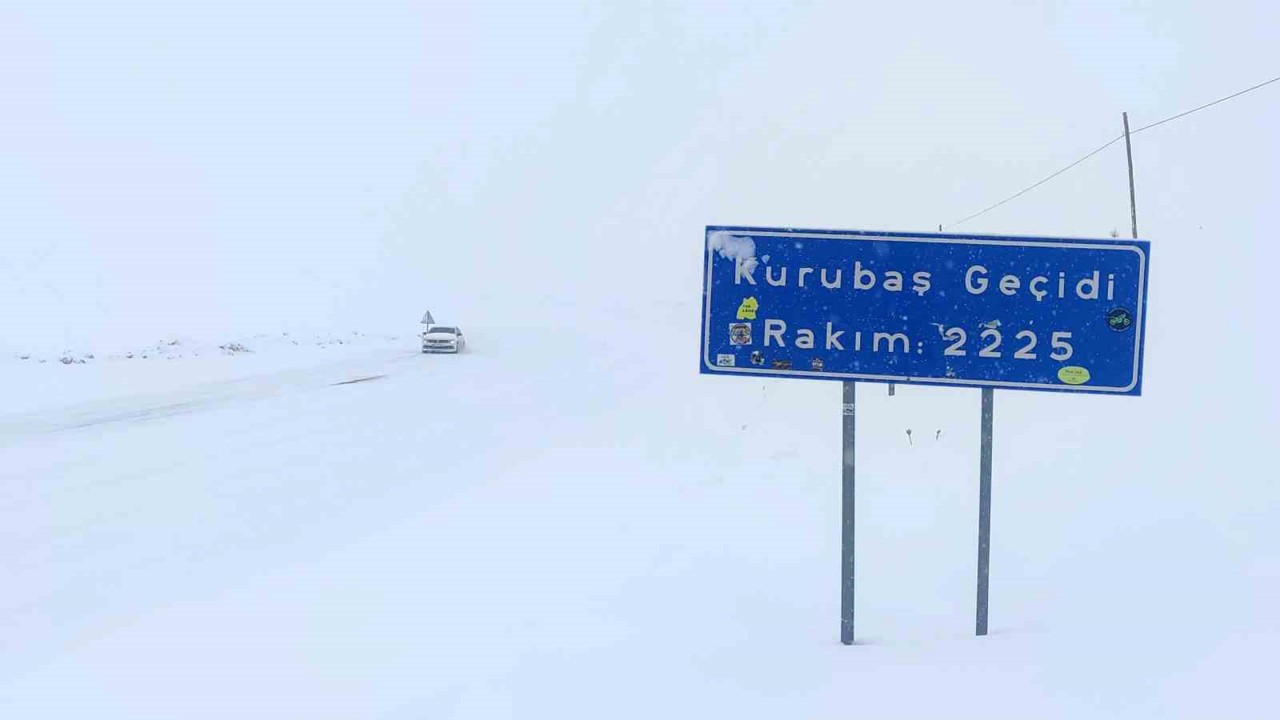 Kurubaş Geçidi’nde kar yağışı ve sis etkili oluyor

