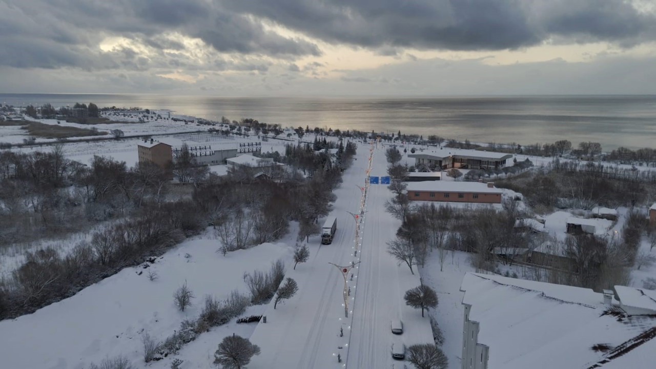 ‘Cevizler diyarı’ Adilcevaz’da kartpostallık kış manzarası
