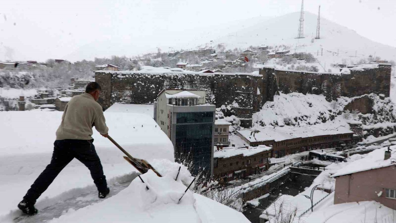 Bitlis’te çatılarda kar küreme seferberliği
