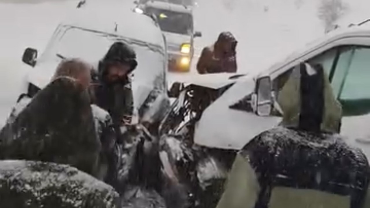 Yüksekova’da buzlu yolda 2 kamyonet çarpıştı
