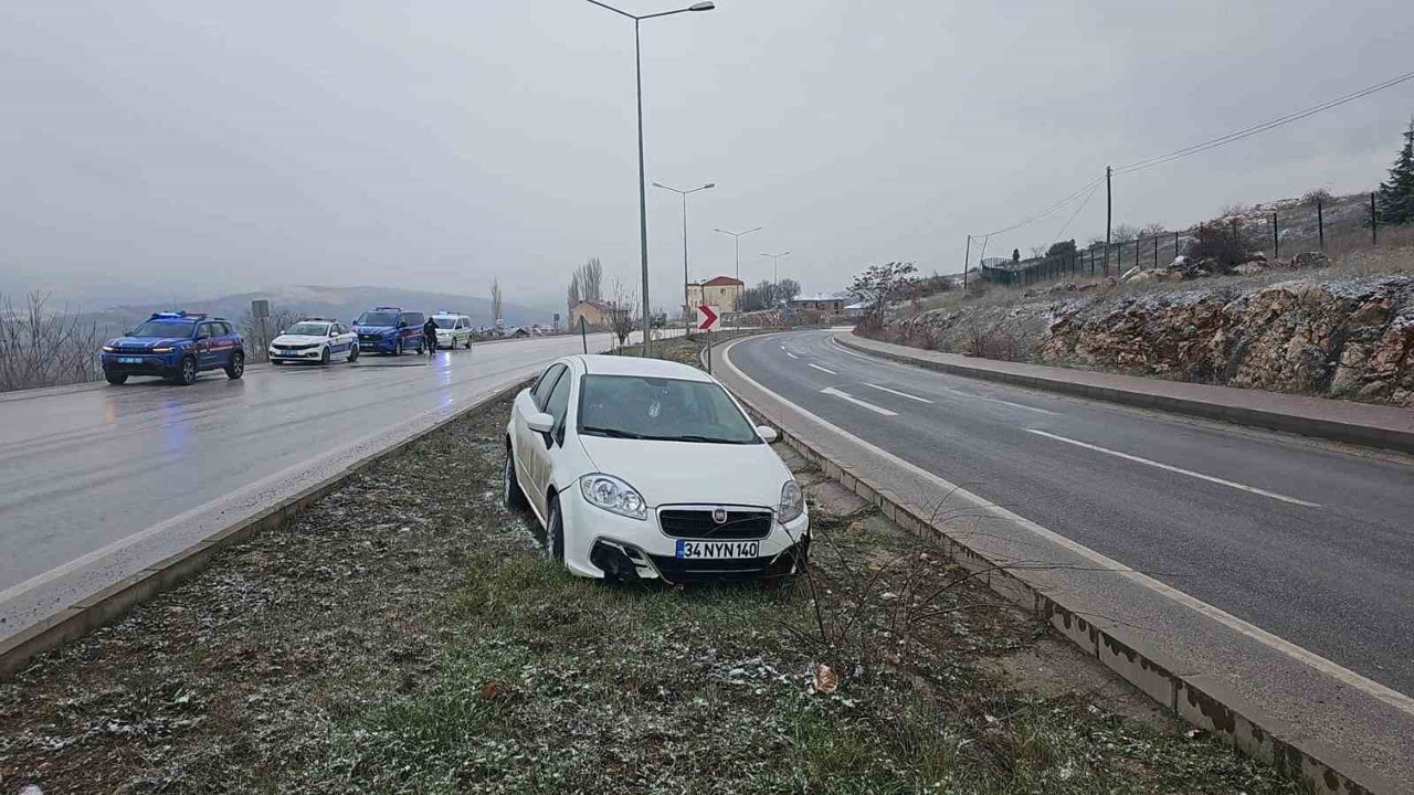 Bilecik’te lastiği patlayan otomobil orta refüje girdi: 1 yaralı
