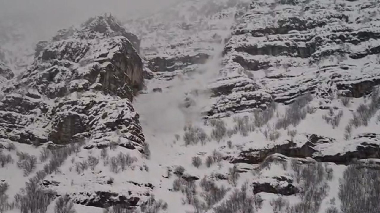 Şırnak’ta çığ düşme anı kamerada
