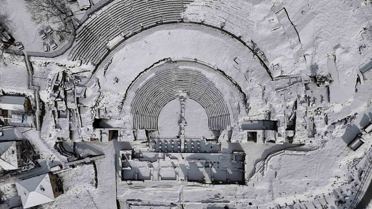 Antik kent karla kaplandı
