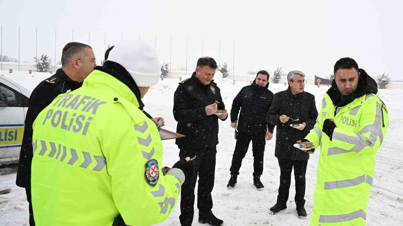Erzincan Emniyet Müdürü Baybaba’dan kar mesaisindeki personele ziyaret
