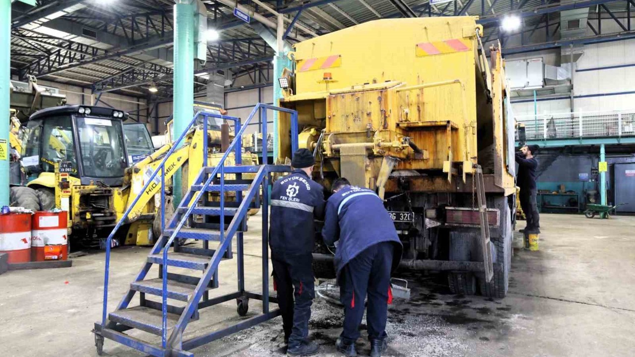 İş makinelerinin bakımı belediye atölyesinde yapılıyor
