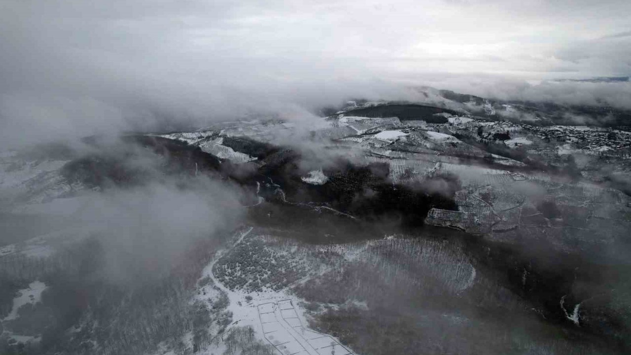 Sislerin ardında kalan kar manzarası kenedine hayran bıraktı
