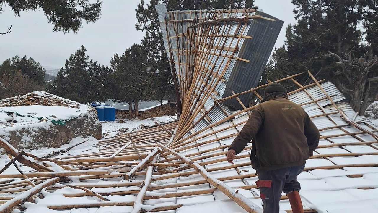 Bozkır’da şiddetli fırtına ahırın çatısını uçurdu
