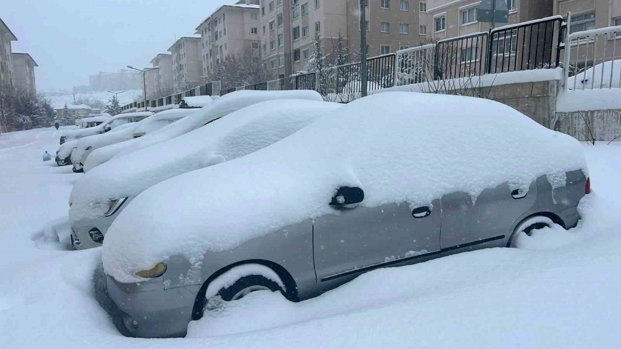 Van’da yoğun kar yağışı: 287 yerleşim yerine ulaşım sağlanamıyor
