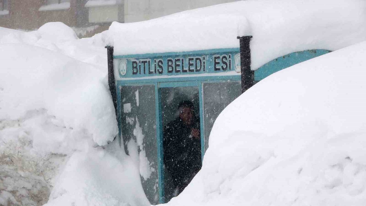 Bitlis’te kar, tipi ve fırtına: 211 köy yolu ulaşıma kapandı
