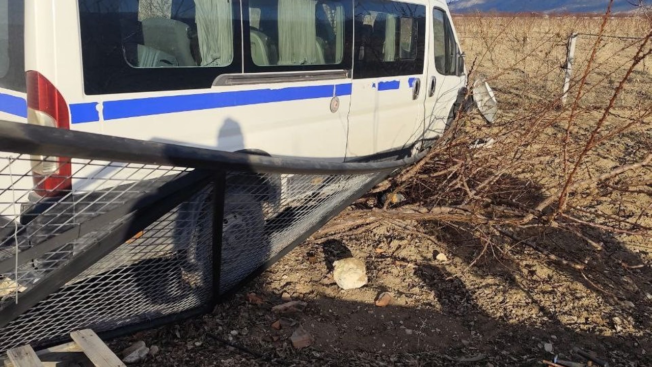 Kontrolden çıkan hafif ticari araç bahçe evinin kapısına çarparak durabildi: 1 yaralı
