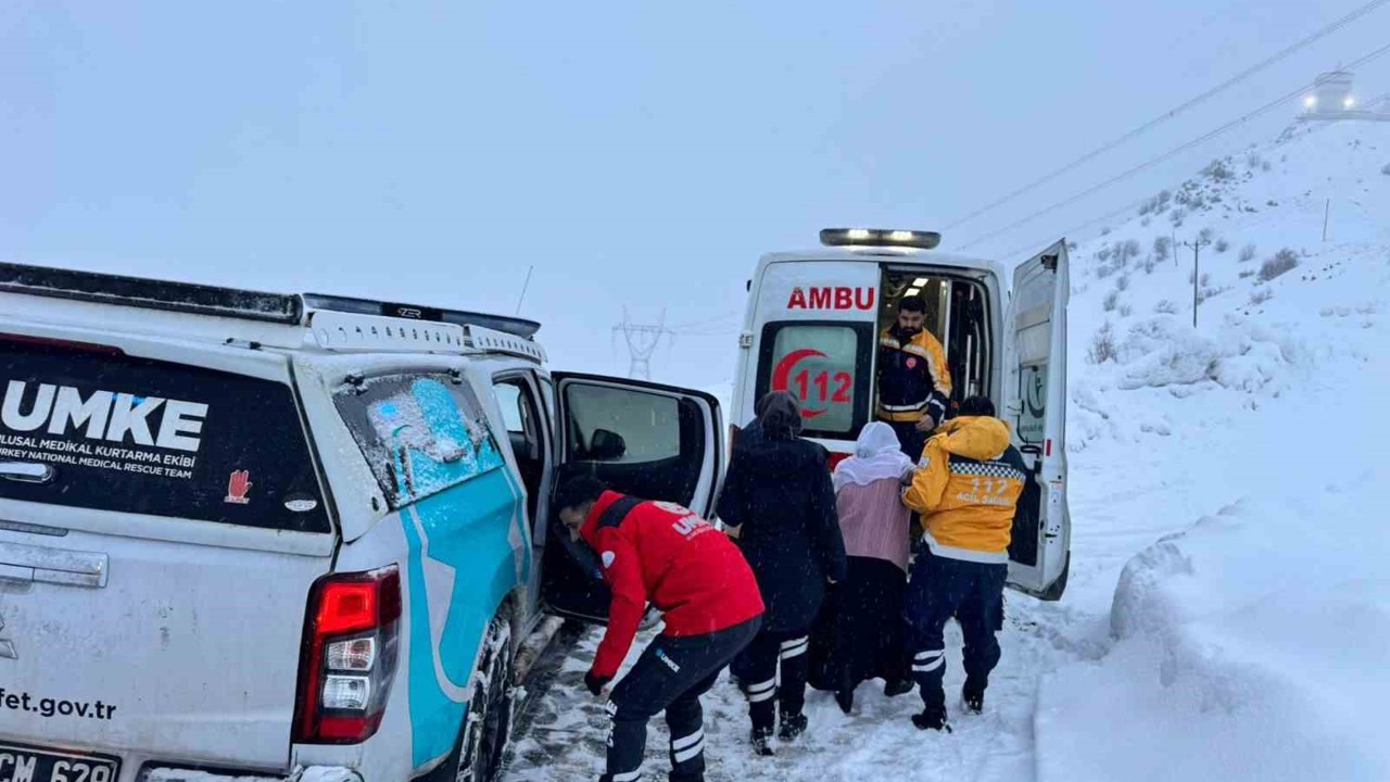 Diyarbakır’da zorlu kış şartlarında sağlık seferberliği: Kapalı yollarda UMKE ve 112’den zamanla yarış
