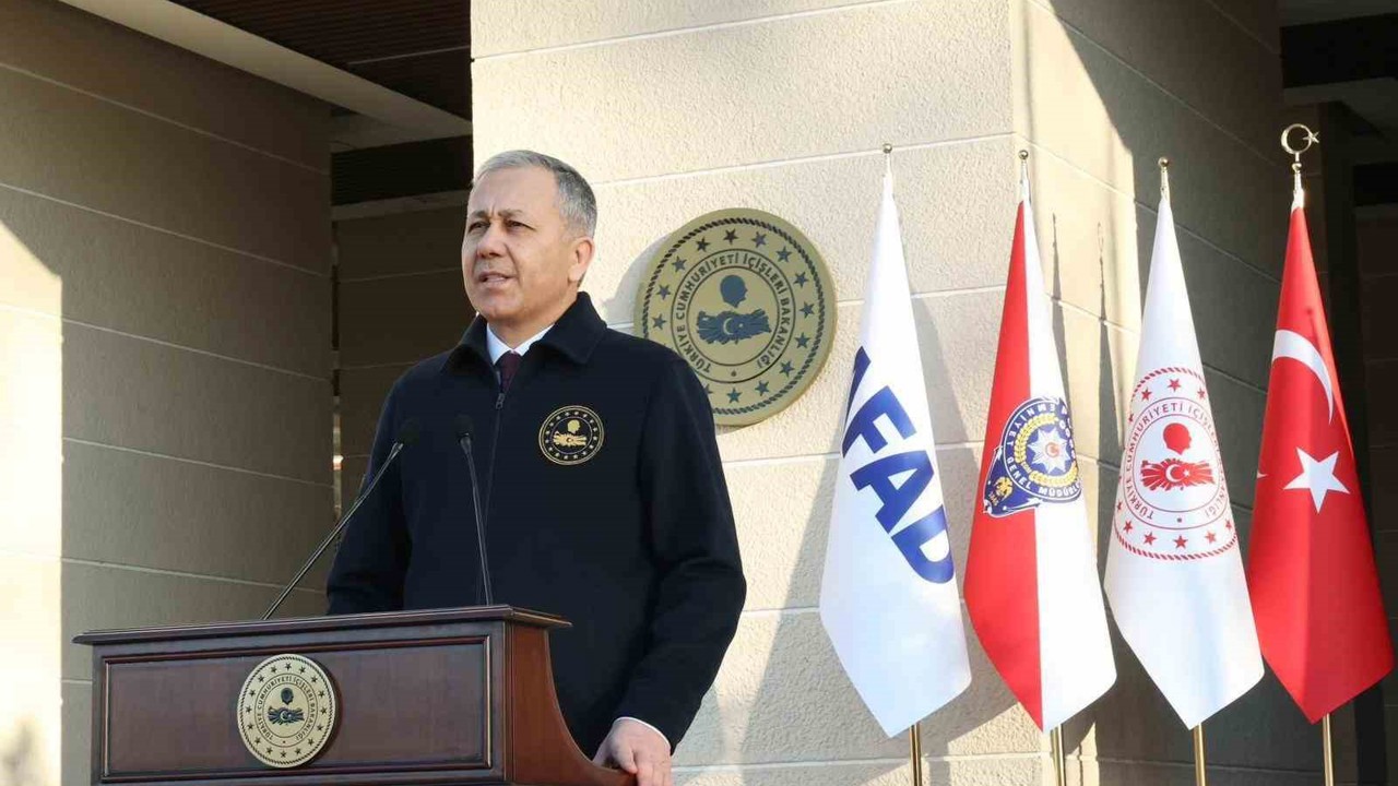 İçişleri Bakanı Yerlikaya: "İzmir merkezli 14 ilde düzenlenen ‘Narkokpan İzmir’ operasyonunda 641 sokak satıcısı gözaltına alındı"
