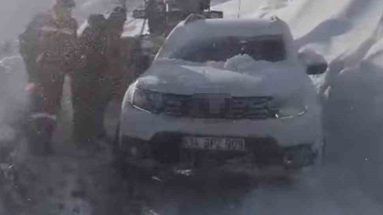 Hasta nakli yapan araç karda mahsur kaldı
