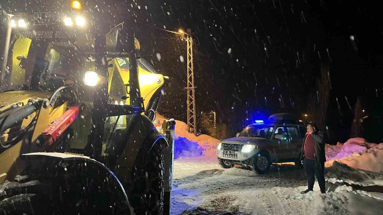 Ambulans, çığ nedeniyle kapanan yolda mahsur kaldı
