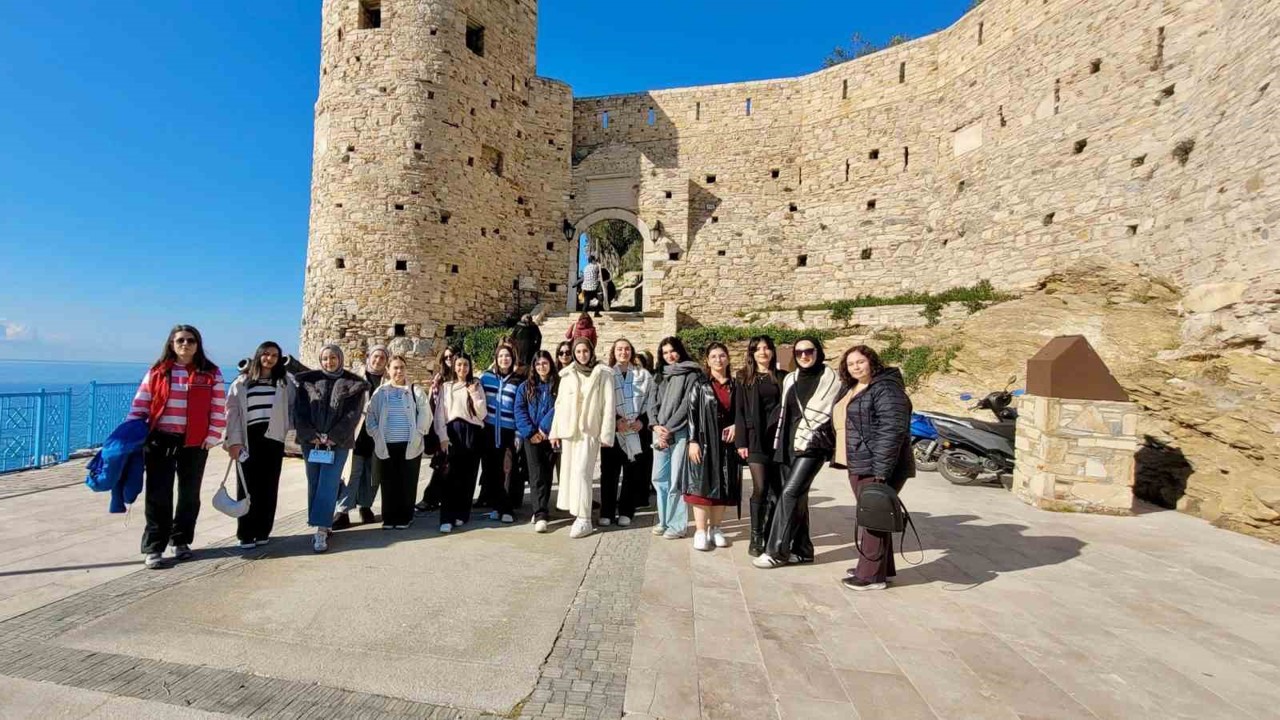 Üniversiteli öğrenciler Kuşadası’nda moral depoladı
