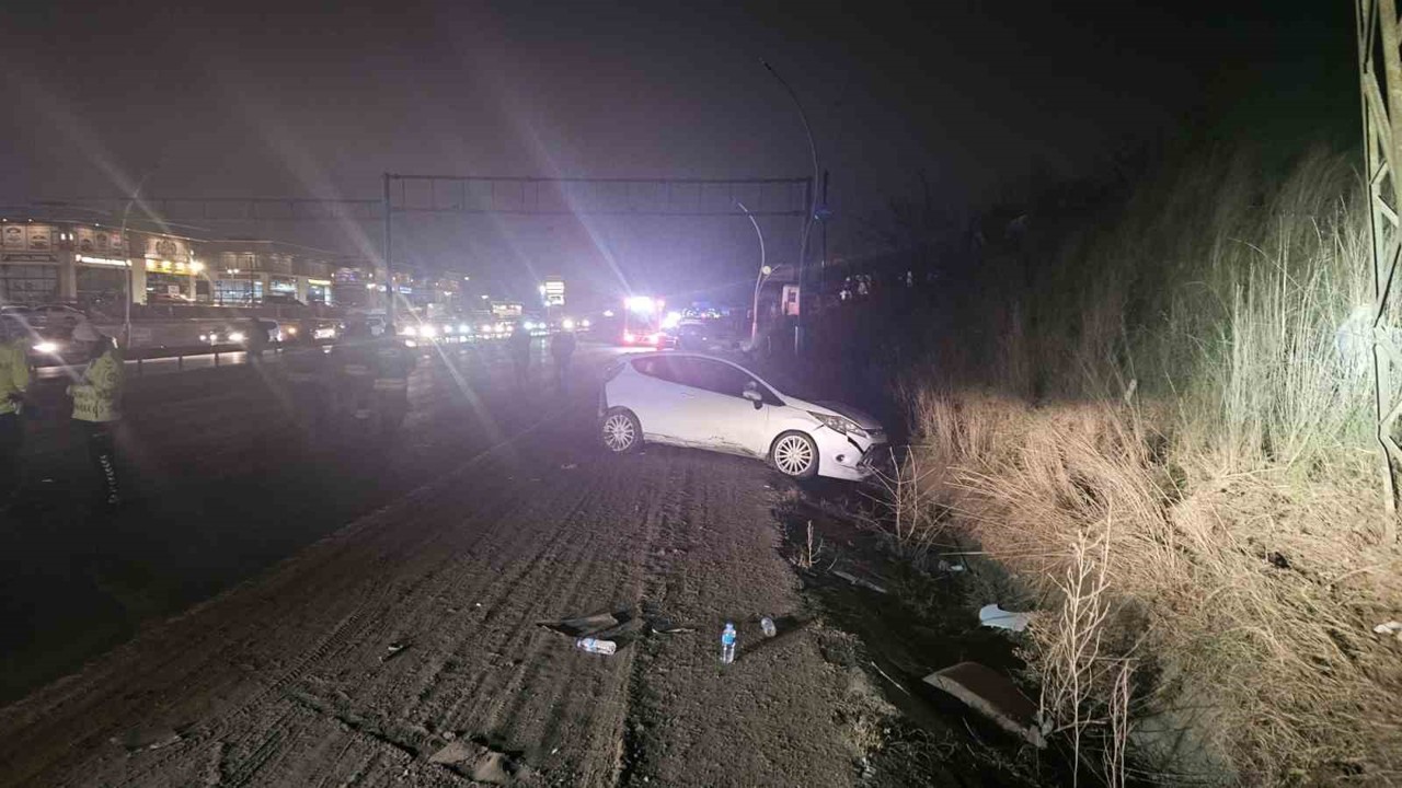 Polis aracına ve elektrik direğine çarptı
