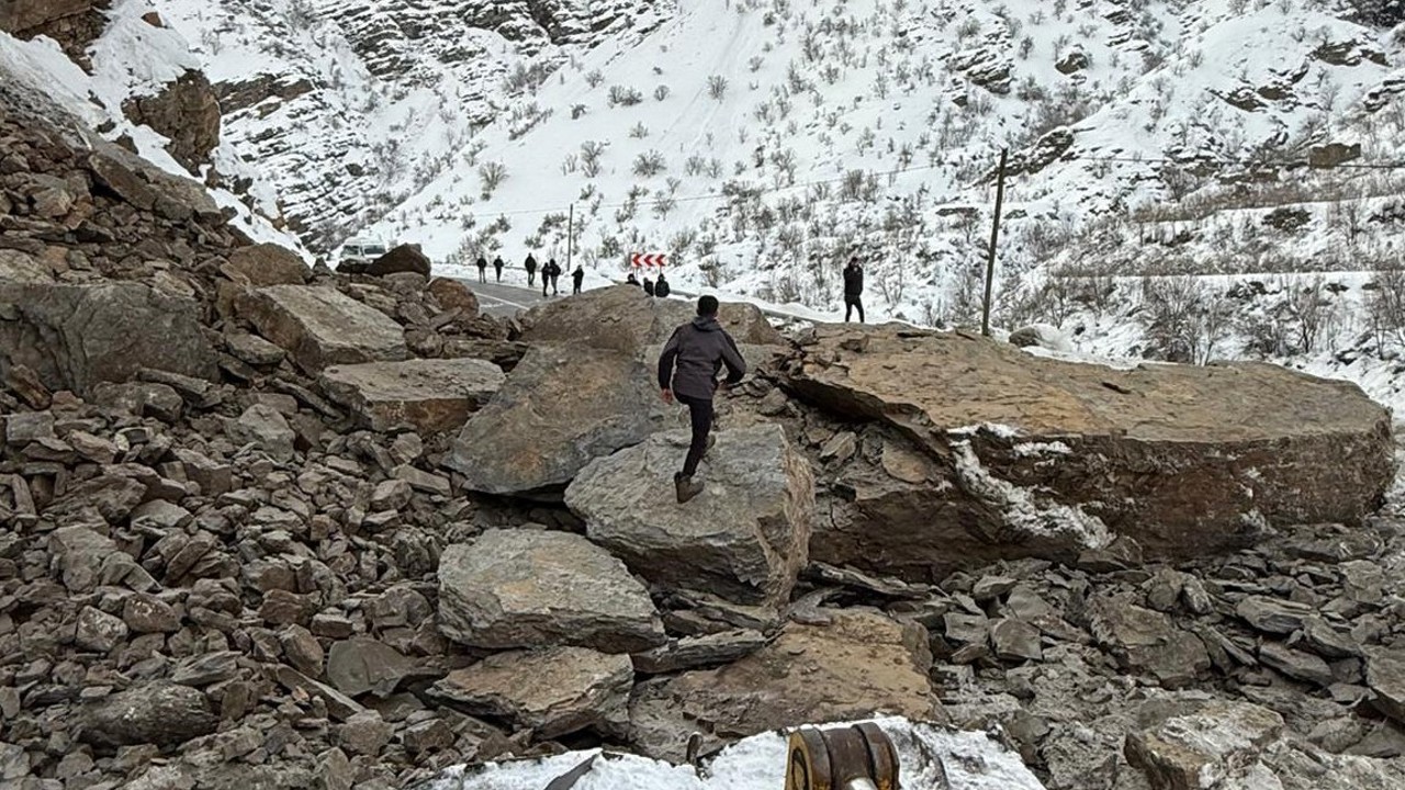 Kayaların düştüğü kara yolu yeniden ulaşıma açıldı
