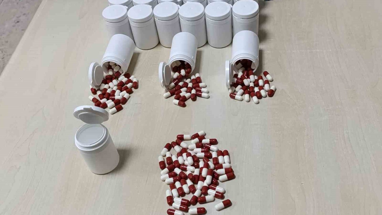 Şüphelilerin çantasından bin 163 uyuşturucu hap çıktı
