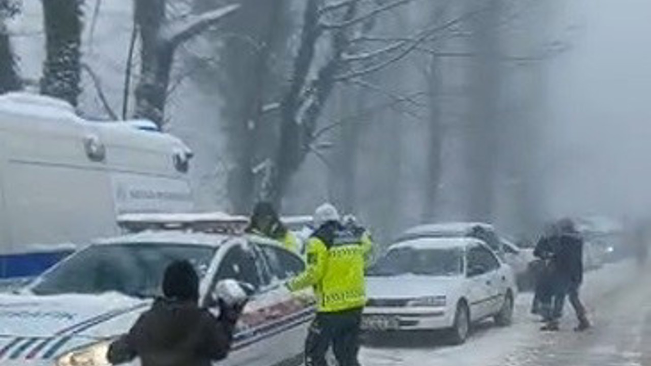 Soğuk havada sıcak görüntüler: Jandarma çocuklarla kar topu savaşı yaptı
