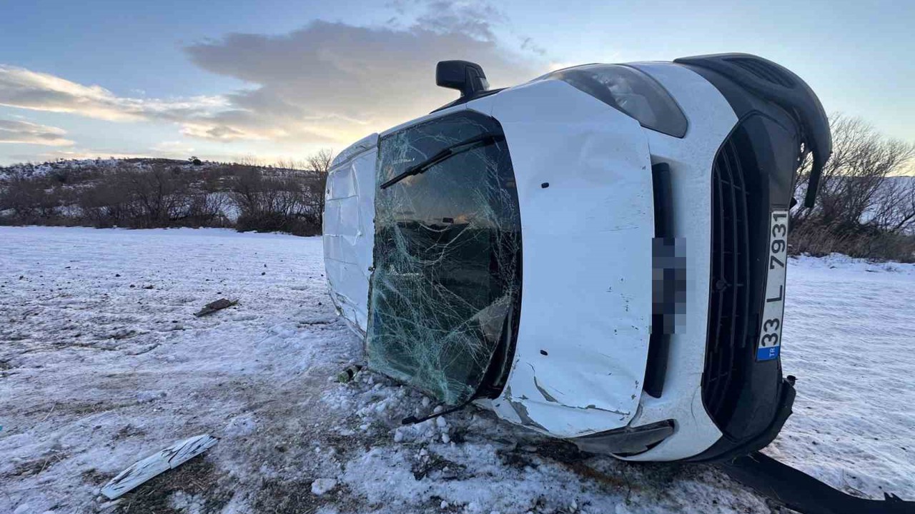 Tekeri patlayan minibüs takla attı: 4 yaralı
