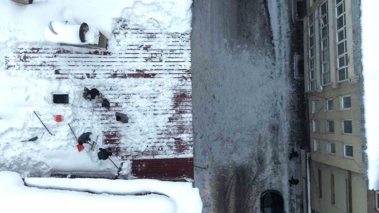 Muş’ta çatı temizleyen işçilerin zorlu mesaisi
