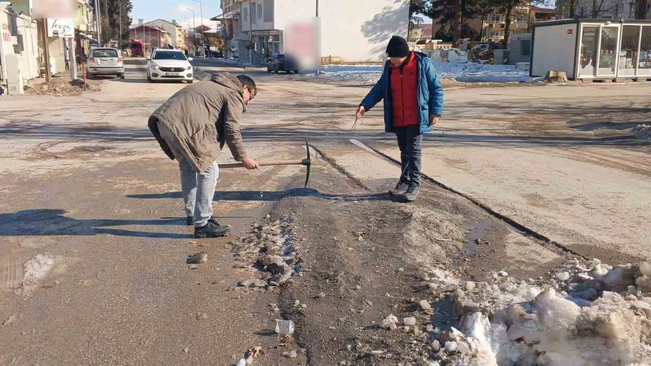 Gölbaşı ilçesinde caddelerdeki karları esnaflar temizledi
