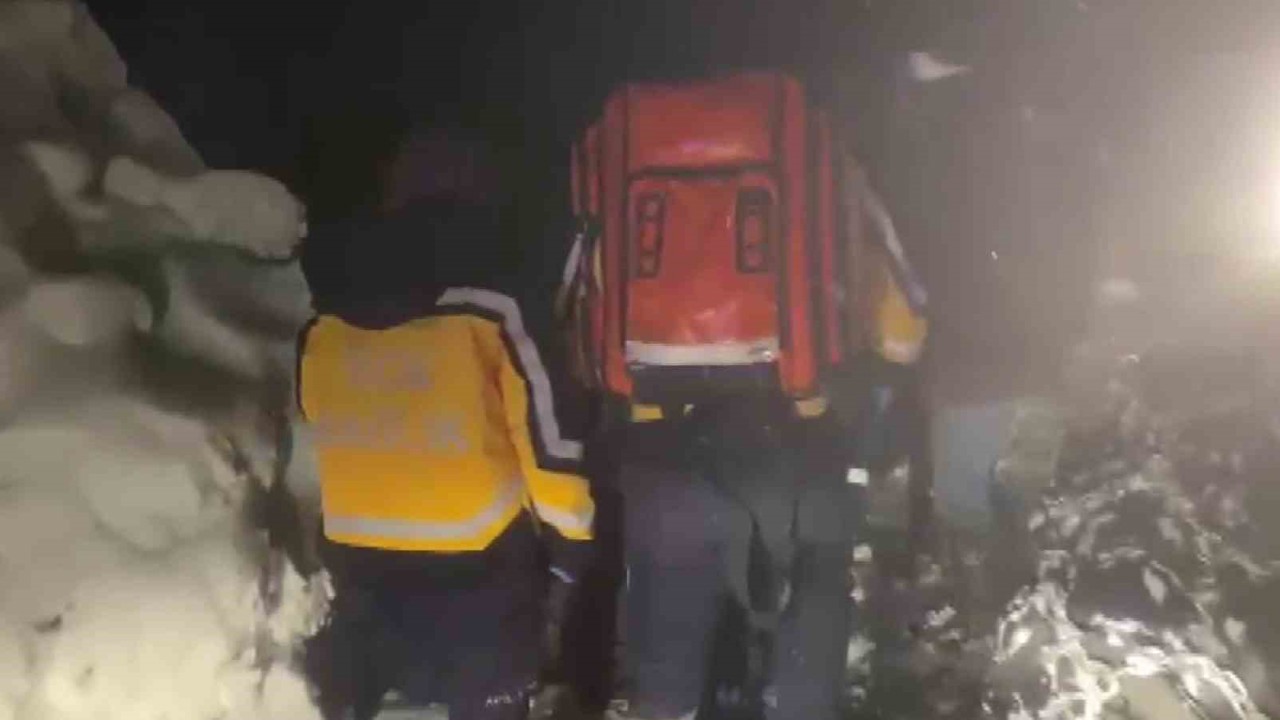 Ekiplerin uzun uğraşlarıyla yol açılarak hastaya ulaşıldı
