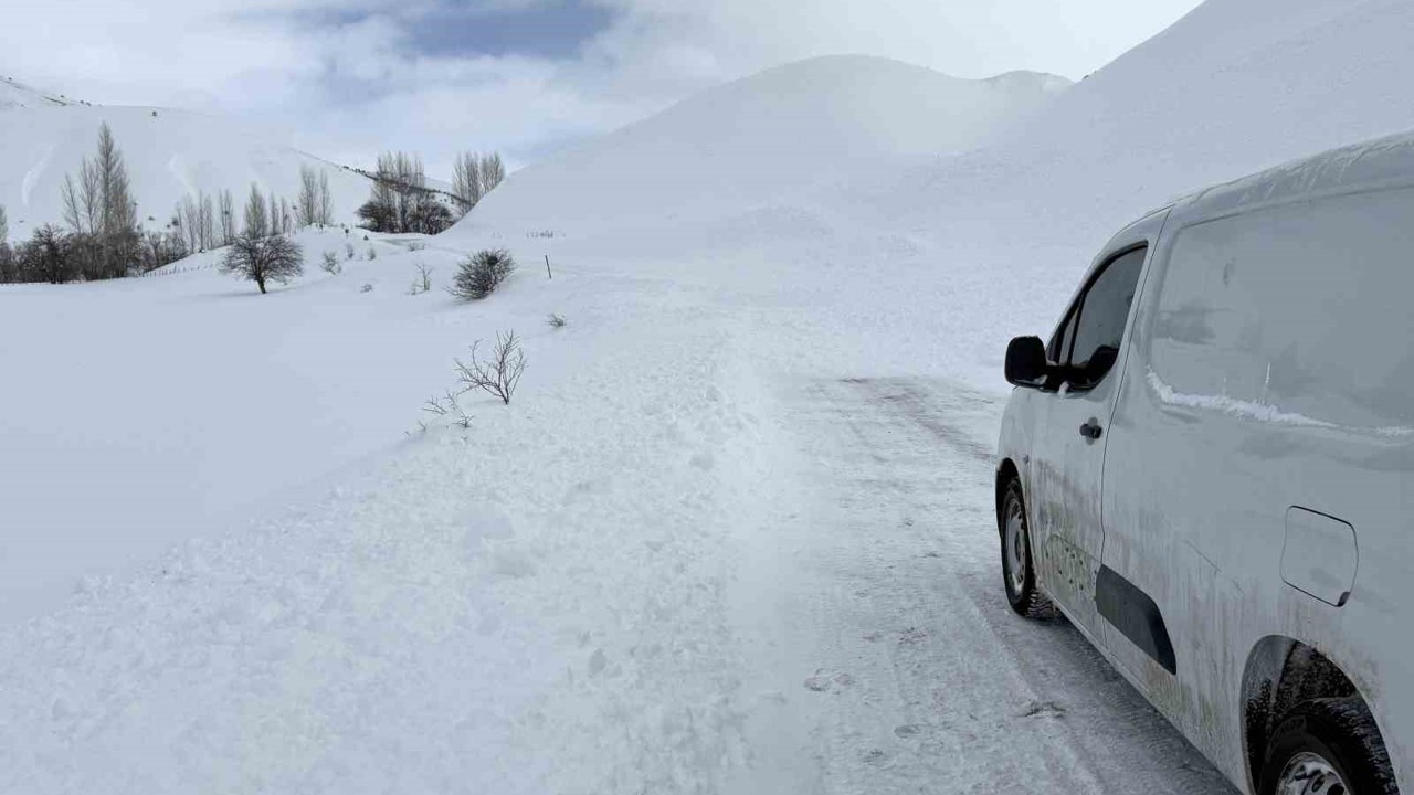 Bingöl’de ilçe yoluna çığ düştü: Ekipler sevk edildi
