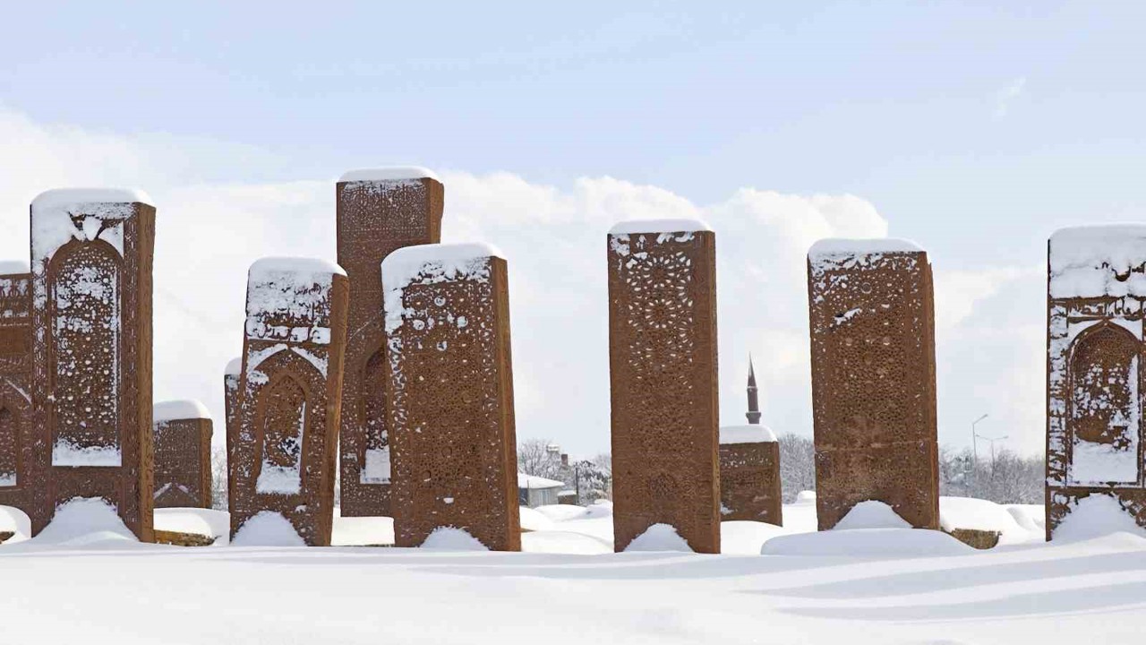 Ahlat’ta masalsı kış manzaraları
