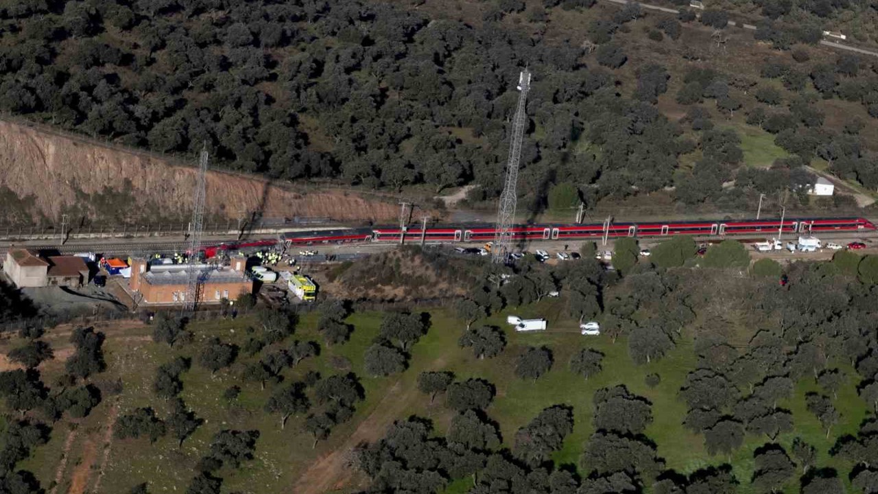İspanya’da hızlı trenlerin çarpıştığı kazada ölü sayısı 41 oldu
