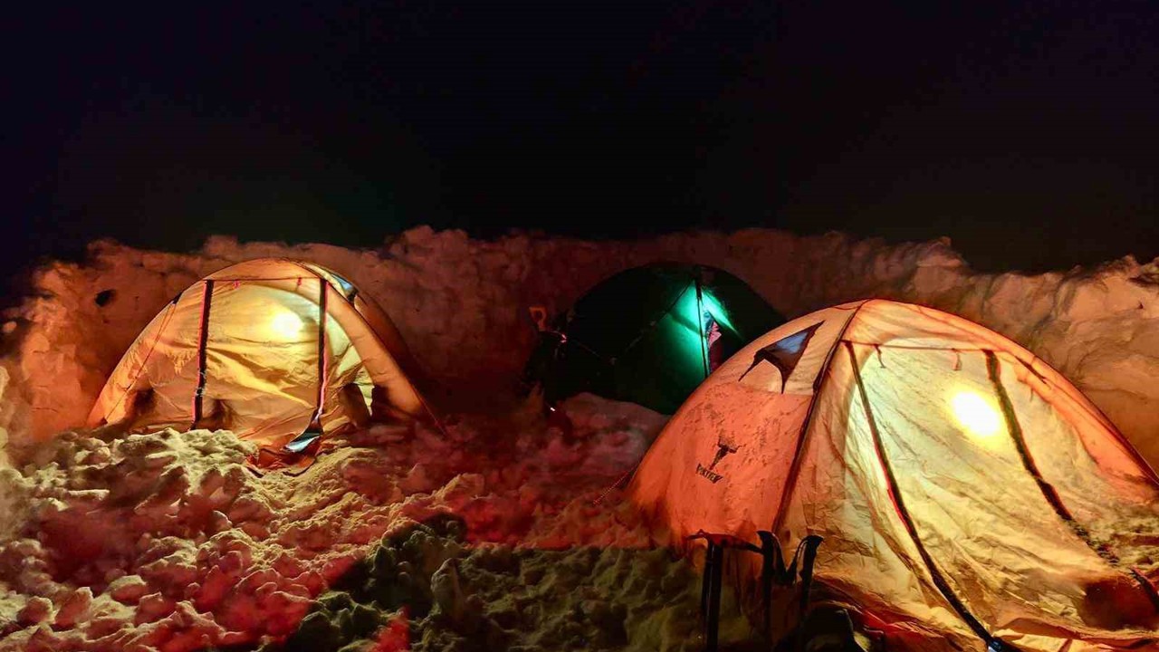 Yazın dalgalanan bayrak kışın buz kesti, o anlar görüntülendi
