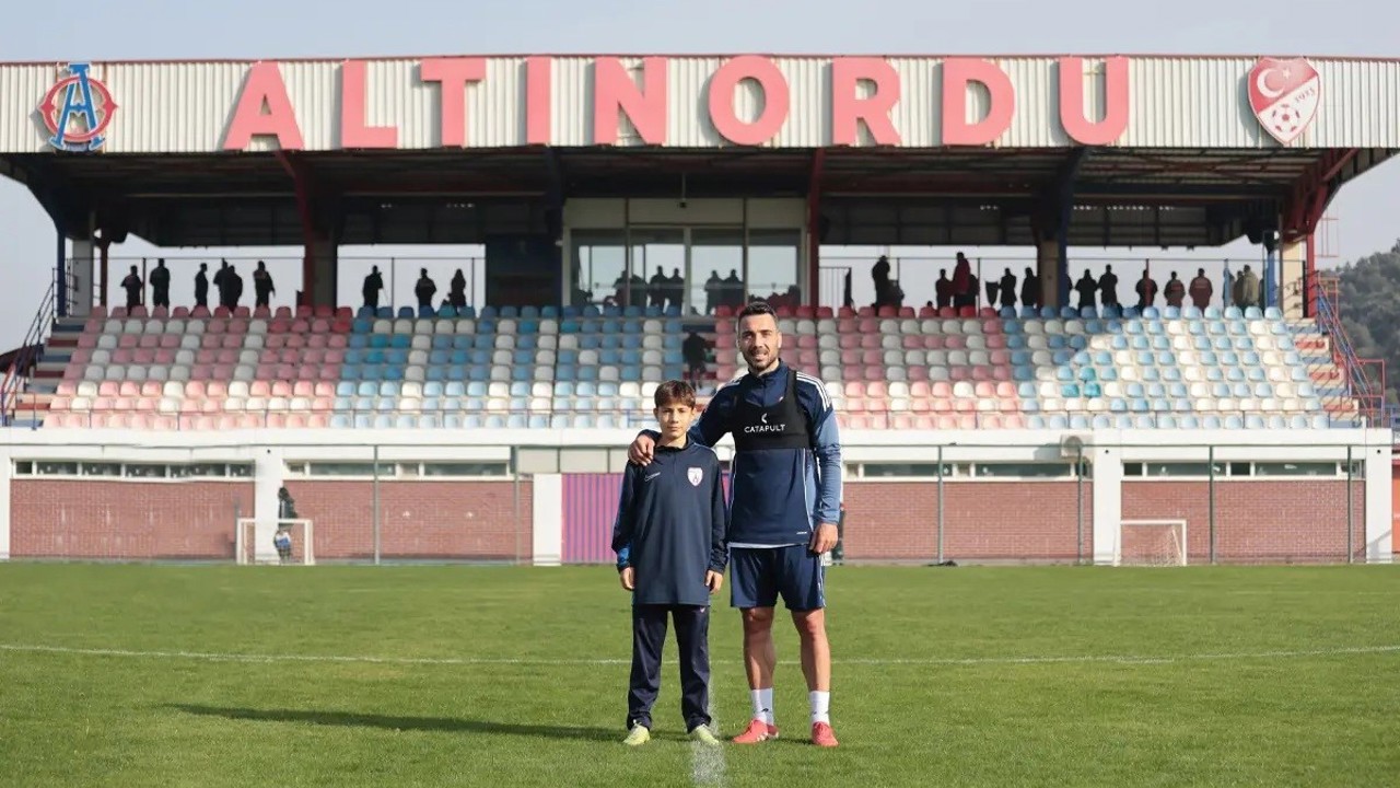 Baba ve oğul aynı takımda oynuyor
