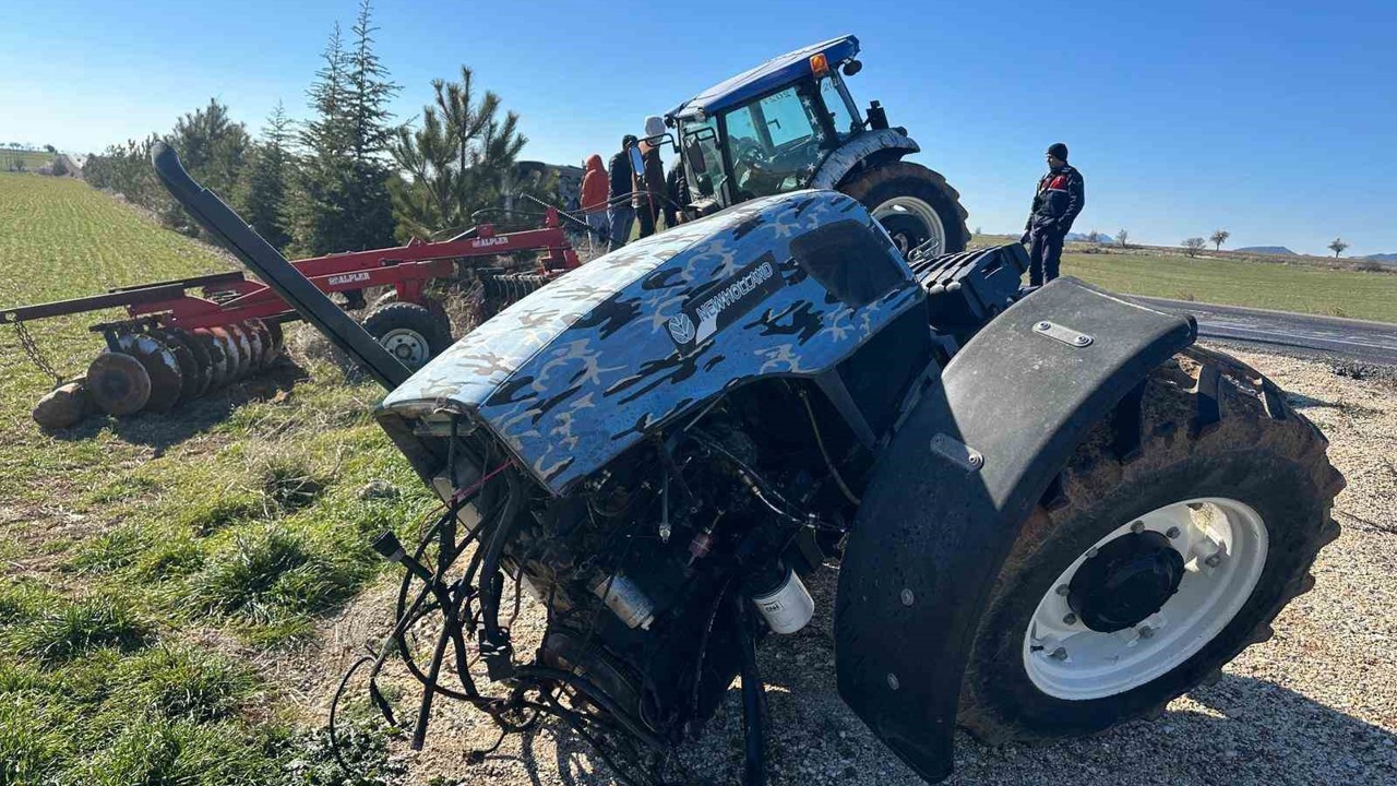 Kamyonetle çarpışan traktör ikiye bölündü
