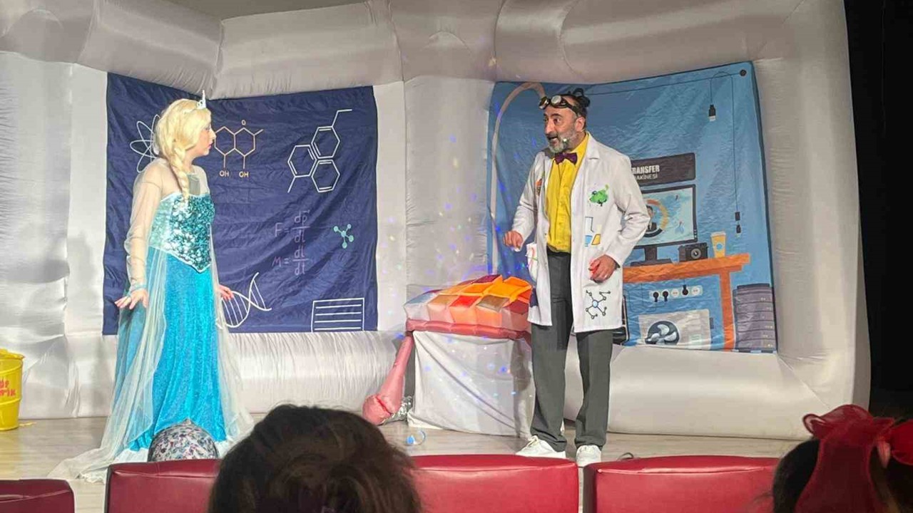 Çocuklar tiyatro ile hem eğlendiler hem öğrendiler
