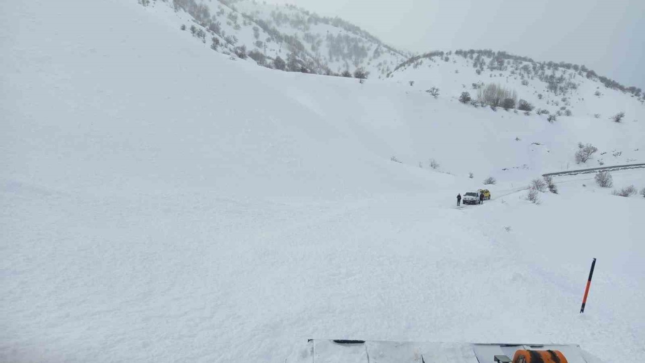 Bingöl’de yola düşen çığ ekipler tarafından temizlendi
