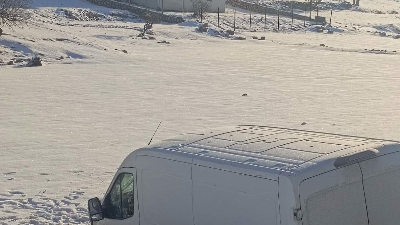 Gercüş’te minibüs şarampole devrildi: 3 yaralı
