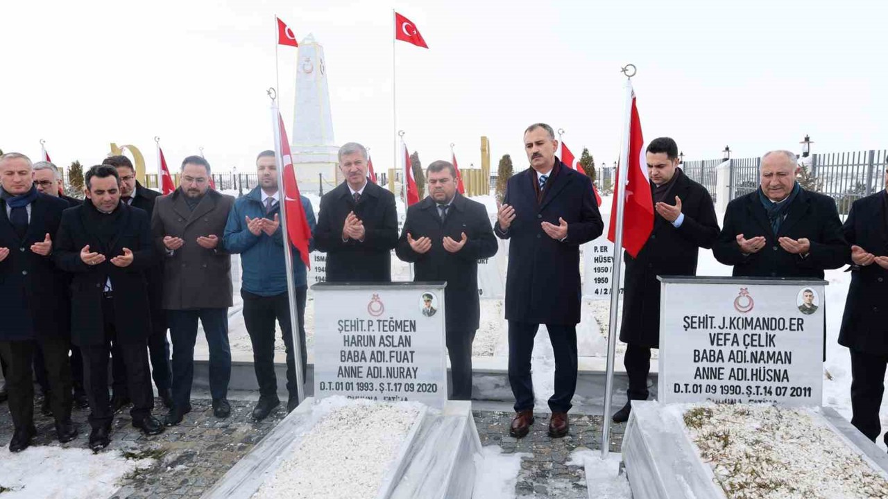 Ağrı Valisi Önder Bozkurt görevine şehitlik ziyaretiyle başladı

