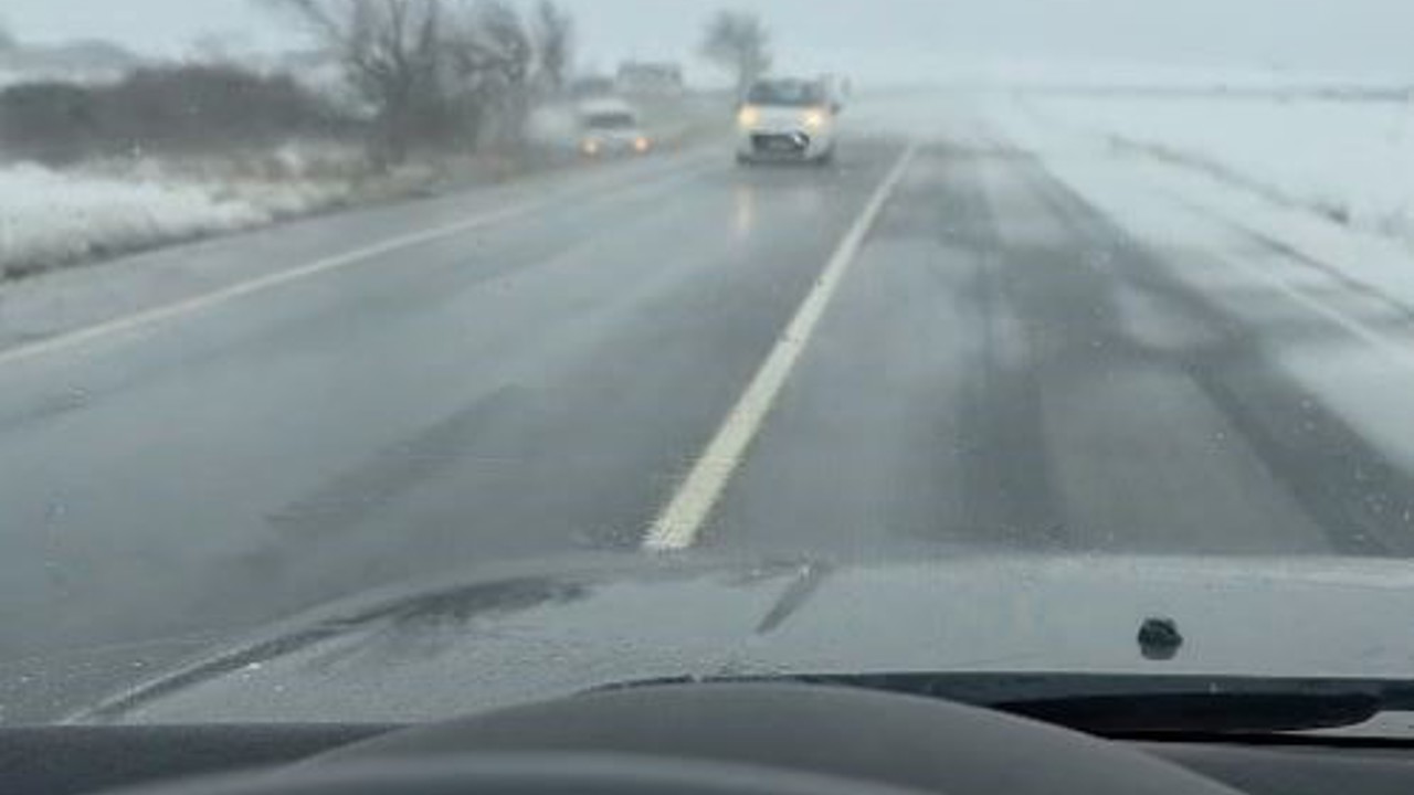 Arnavutköy’de kontrolden çıkan araç çayırlık alana uçtu: Kaza anı kamerada
