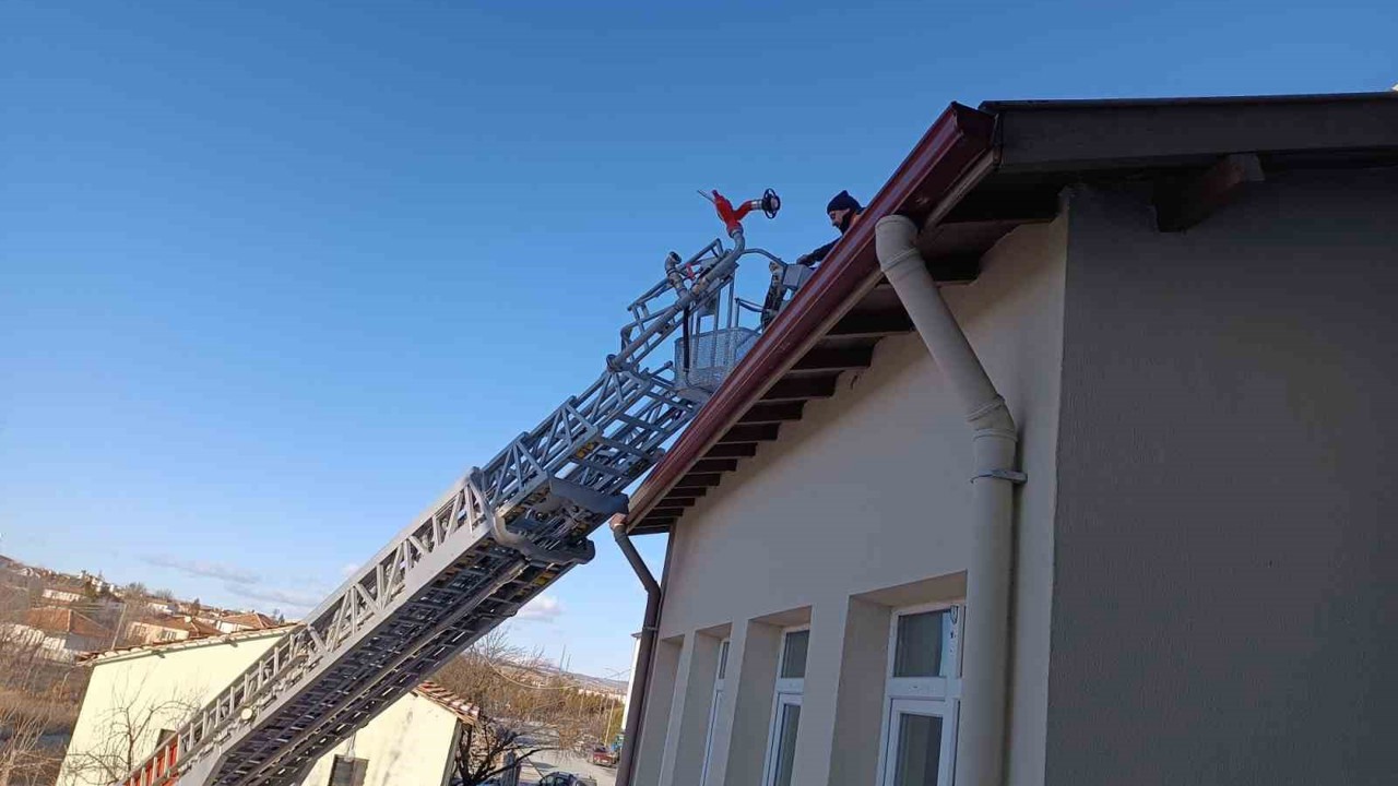 Çorum’da binanın çatısında mahsur kalan kediyi itfaiye ekibi kurtardı
