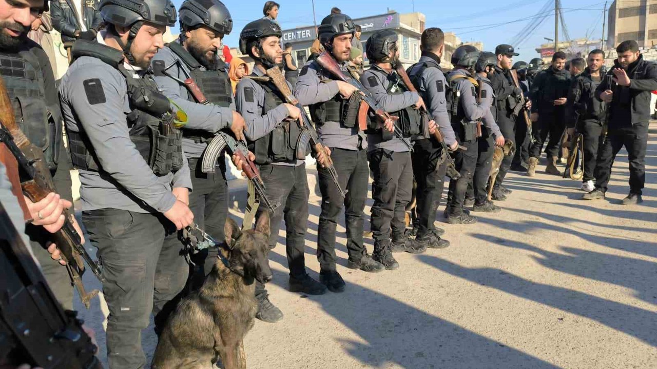 Terörden temizlenen Rakka’da özel eğitimli köpeklerle bomba arama çalışmaları
