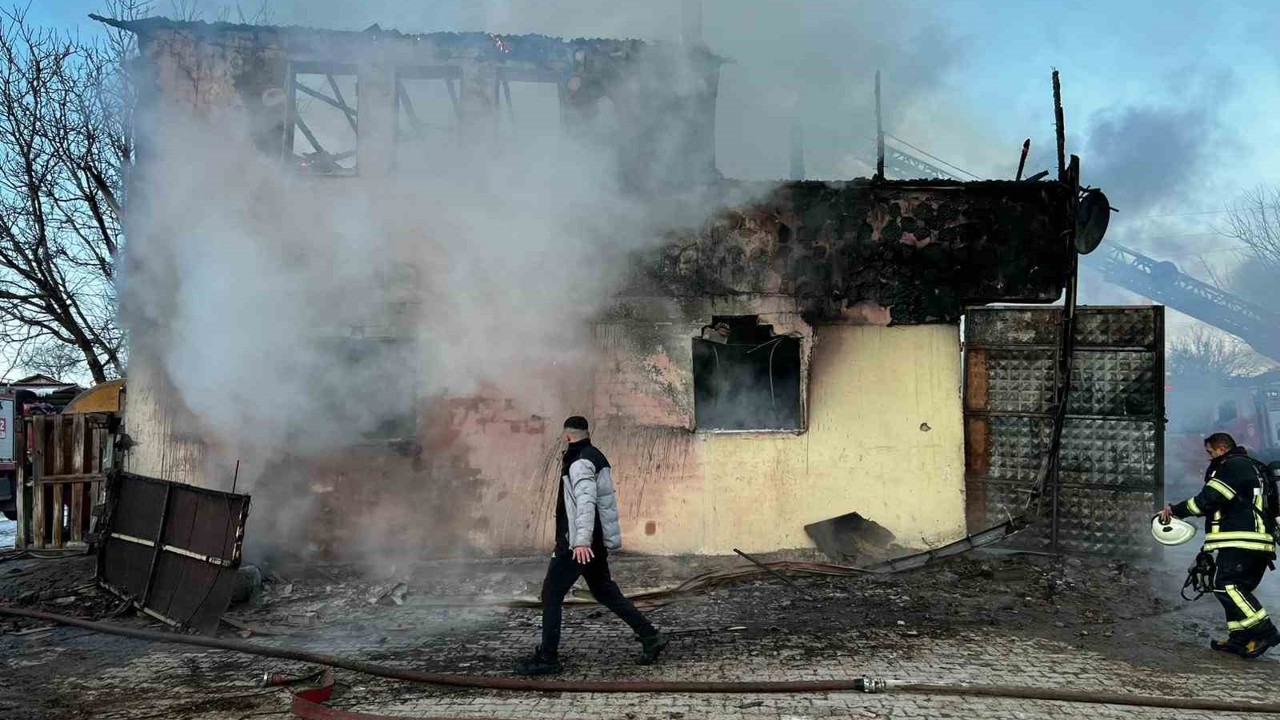 Amasya’da iki katlı ev çıkan yangında kullanılamaz hale geldi
