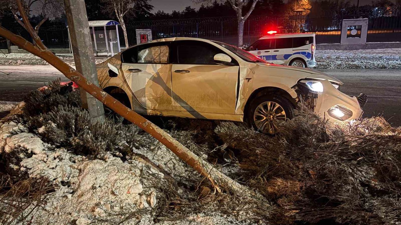 Alkollü sürücü önce ağacı devirdi ardından aydınlatma direğine çarptı
